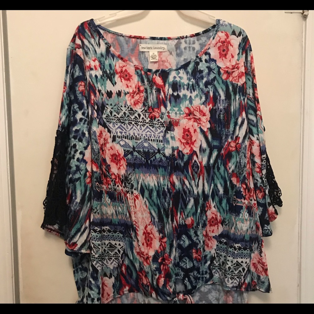 High/Low New York Laundry Top w/lace on sleeves